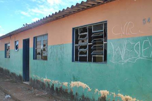 Sem segurança, estádio é depredado e moradores ficam indignados 