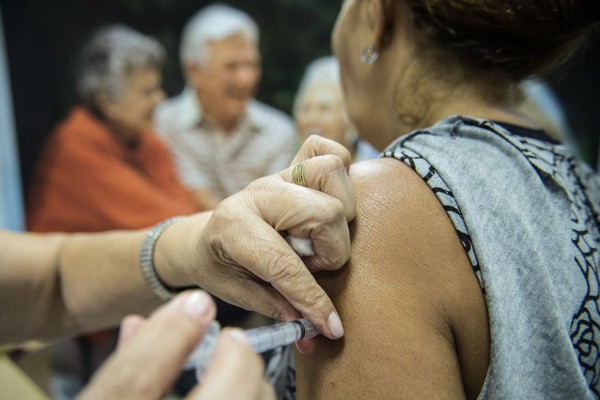 Mais de 43 milhões de pessoas já se vacinaram contra gripe no Brasil