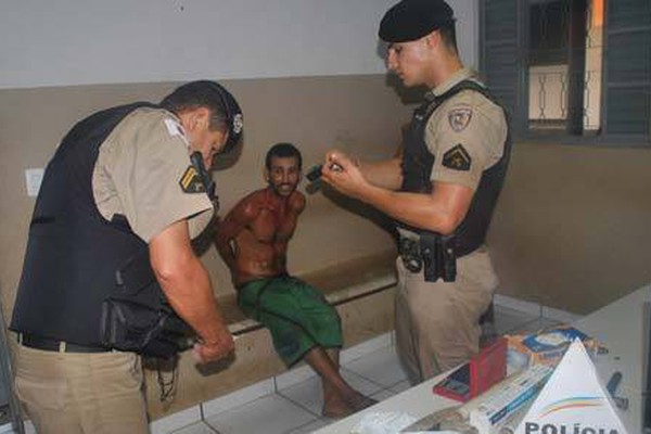 PM apreende quase meio quilo de maconha e suspeito ameaça se matar