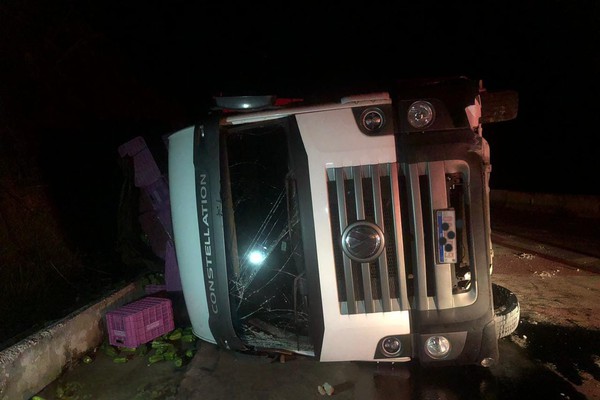 Caminhão carregado com pimentão perde o freio na serra da Catiara e tomba às margens da BR146