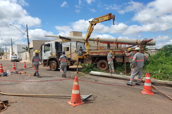 Motorista de caminhão derruba quatro postes e causa transtornos no bairro Jardim Califórnia