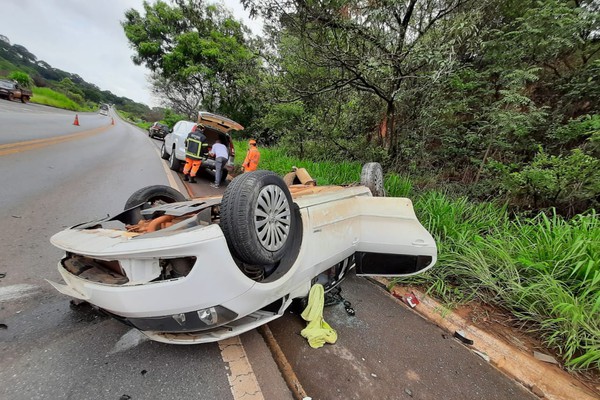 Carro capota ao ser atingido por ônibus na BR 365 e garoto morre preso às ferragens em Patos de Minas