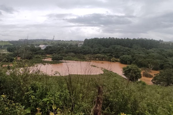 Rio Paranaíba sobe mais de 2 metros, passa de 8 m acima do normal e Patos de Minas já registra pontos de alagamentos