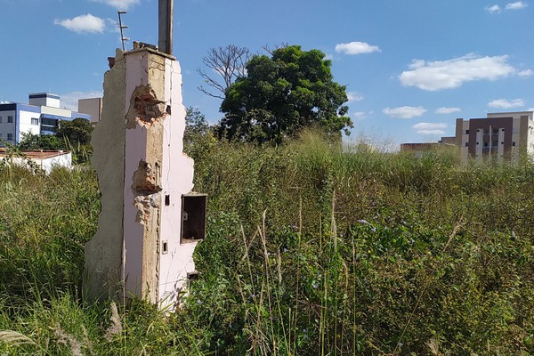 Lotes sujos continuam tirando o sono da população que cobra mais fiscalização em Patos de Minas