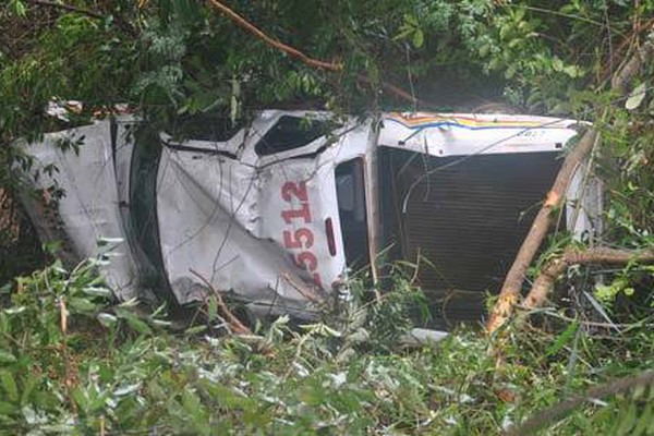 Viatura cai em ribanceira de 20 metros ao sair da pista na BR 365 e policial sai ileso