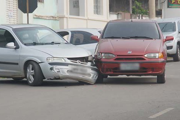 Motorista não olha para os dois lados, avança parada obrigatória e causa acidente no centro