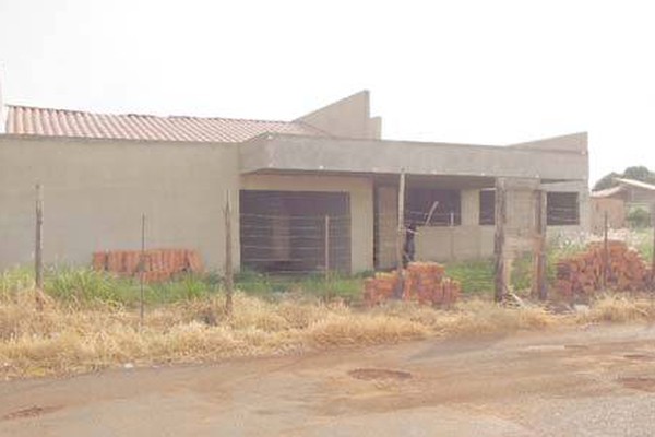 Moradores do Belvedere reclamam de construção de posto de saúde abandonada