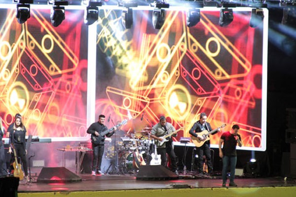 Abertura do rodeio e show com Eduardo Costa marcou 3º dia da 35ª Festa da Produção de Presidente Olegário