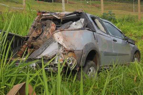 Motorista fica ferida ao perder o controle da direção e capotar na MGC 354