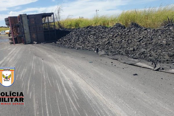 Motorista é preso por embriaguez após tombar carreta carregada com carvão na BR 354