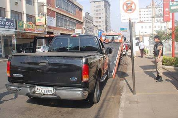 Olho Vivo flagra motorista com permissão vencida praticando direção perigosa