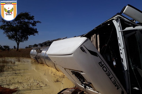 Motorista fica ferido após dormir ao volante, e carreta-tanque tombar na MG 190