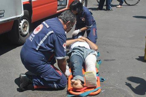 Motociclista fica ferido ao bater em veículo na Rua Prefeito Camundinho