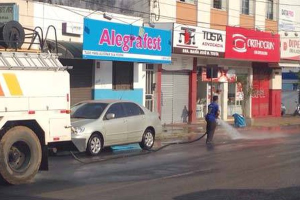 Prefeitura lava ruas do centro após tempestade de vento que levantou poeira