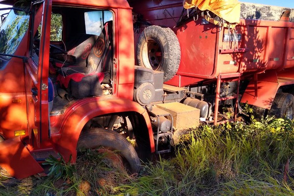 Motorista fica ferido ao perder o controle de caminhão na MG 230 em Rio Paranaíba