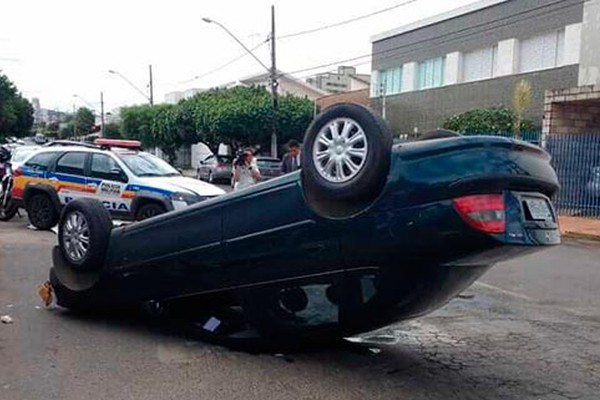 Condutor capota veículo após confundir pedal de freio com acelerador em Patos de Minas