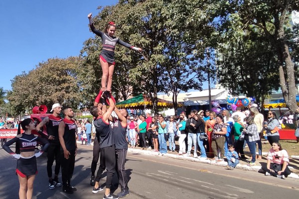 Desfile em comemoração aos 130 anos de Patos de Minas recebe milhares de pessoas; Veja como foi