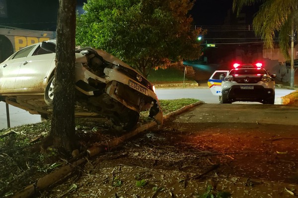 Motorista passa direto na rotatória da Praça Champagnat e acaba preso por embriaguez ao volante