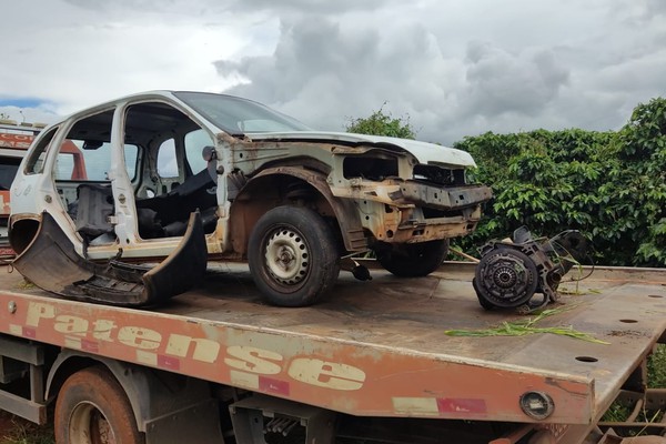 Carro furtado é encontrado apenas na carcaça em plantação de café de Patos de Minas