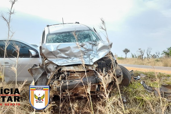 Batida frontal envolvendo carro e pick up deixa um morto e outro gravemente ferido na MG235