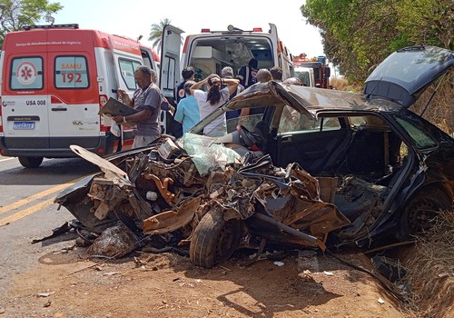 Motorista é socorrido em estado grave após bater de frente com caminhão na LMG 737