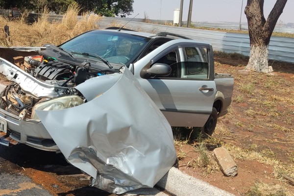 Carro roda na pista e motorista fica ferido após acidente na BR-365 em Patos de Minas