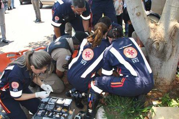 Acidente entre carro e moto na avenida Paranaíba termina em confusão nesta manhã