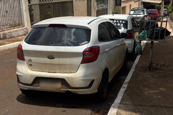 Moradores reclamam de carros estacionados que dificultam o acesso as suas garagens, em Patos de Minas