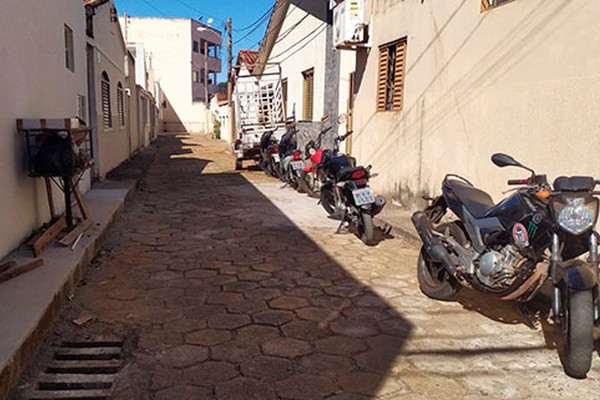 Morador cobra melhorias em rua de bloquete no Centro de Patos de Minas