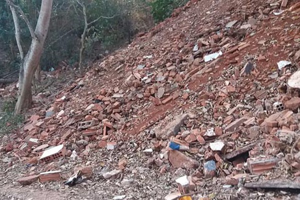 Moradores constroem aterro gigante para proteger residências às margens do Rio Paranaíba