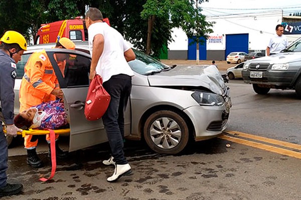 Condutor fica inconsciente depois de tentar atravessar a avenida JK e causar acidente em Patos de Minas