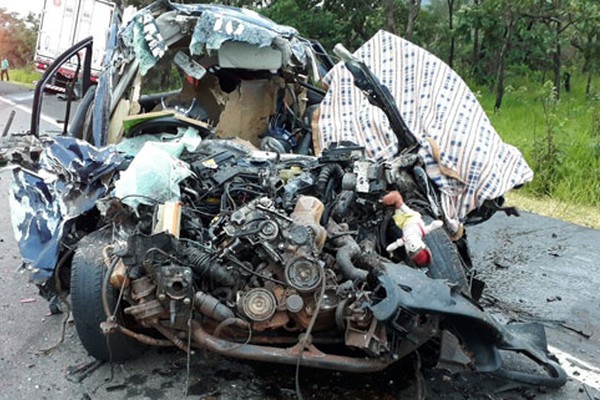 Motorista morre na hora ao invadir a contramão e bater de frente com caminhão na BR365