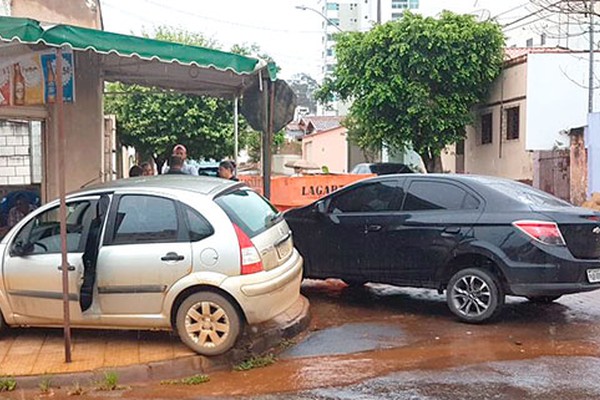 Após avanço de parada, carro vai parar em bar e por pouco não atinge outras pessoas