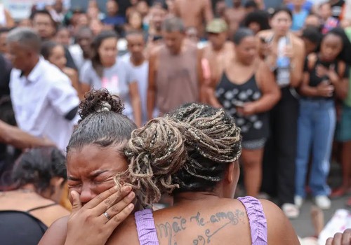 Ativistas denunciam "massacre" em ação policial no Rio