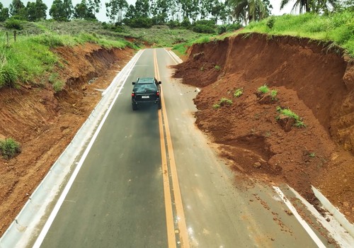 Estrada de Arraial dos Afonsos tem deslizamento de encosta e erosões ao longo do acostamento