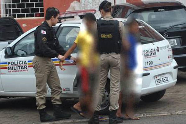 Adolescentes em bicicleta furtada são flagrados tentando levar par de chinelos