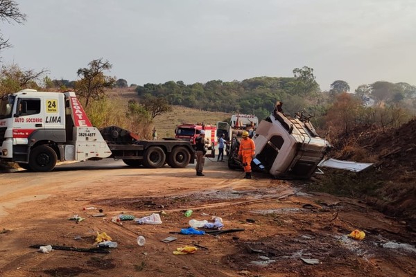 Motorista fica ferido ao capotar carreta próximo ao aeroporto de Patos de Minas