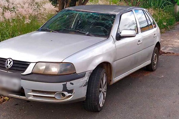 Motorista se distrai, bate em carro estacionado e veículo fica com as 4 rodas para o alto