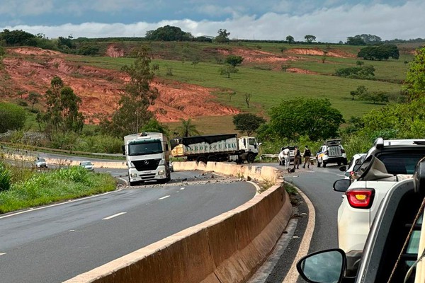 Acidente com caminhão interdita a BR-352 na saída de Patos de Minas por quase duas horas