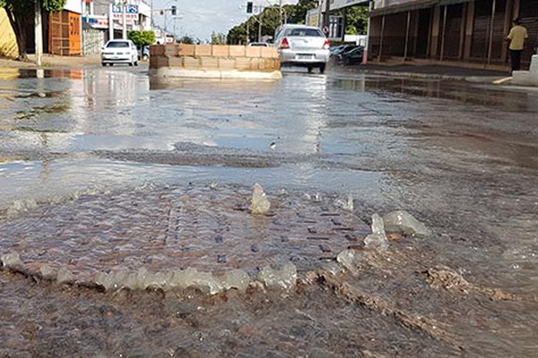 Esgoto desce a céu aberto na principal rua da cidade desde a madrugada desta segunda-feira