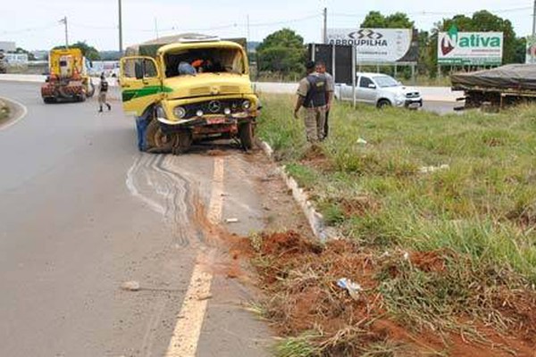 Motorista sai da pista e vai parar dentro de canteiro no Trevo da Pipoca