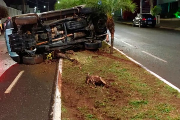 Motorista com sinais de embriaguez vai parar na delegacia após tombar veículo na Padre Almir