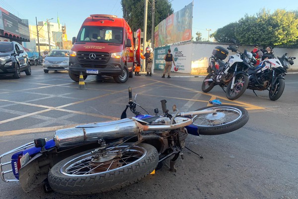 Motociclista tem fratura exposta após acidente com outro motociclista no Centro de Patos de Minas