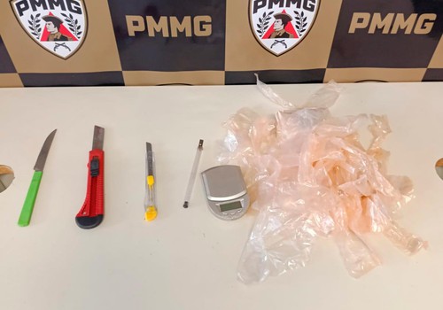 PM encontra faca, estiletes e materiais para embalar drogas em meio a materiais de estudantes