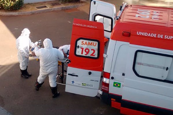 Profissionais do Samu encaminham primeiro paciente com covid para Hospital de Campanha