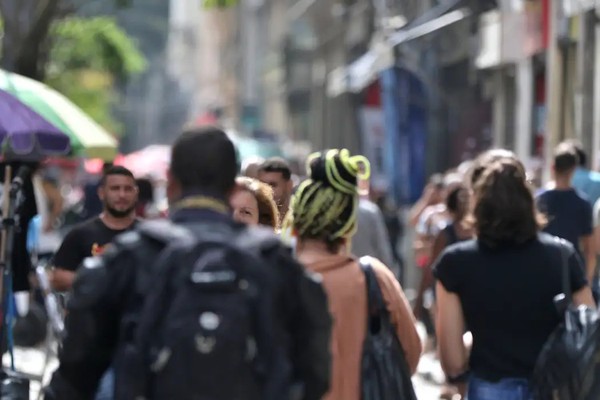 Diretores e gerentes negros ganham 34% menos que brancos, revela IBGE