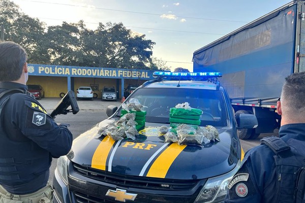 PRF prende casal que viajava com três filhas pequenas e muita droga escondida no tanque; veja