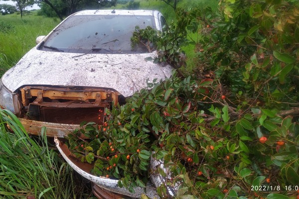 Motorista perde o controle na BR 352 e capota veículo em Carmo do Paranaíba