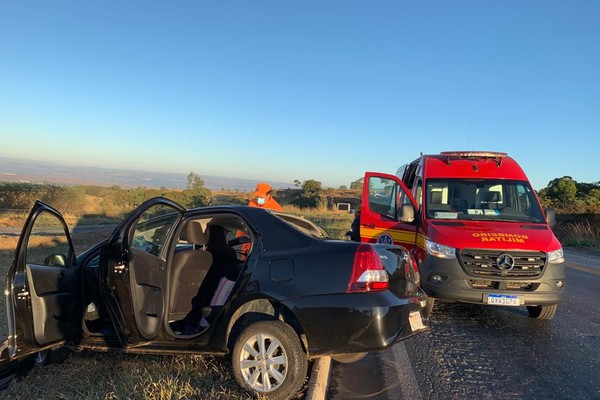 Casal e criança ficam feridos em acidente com carreta e carro na BR 365, Patos de Minas