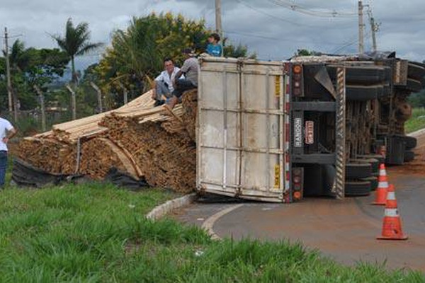 Carreta de Patos de Minas carregada com madeira tomba no Trevo da Pipoca